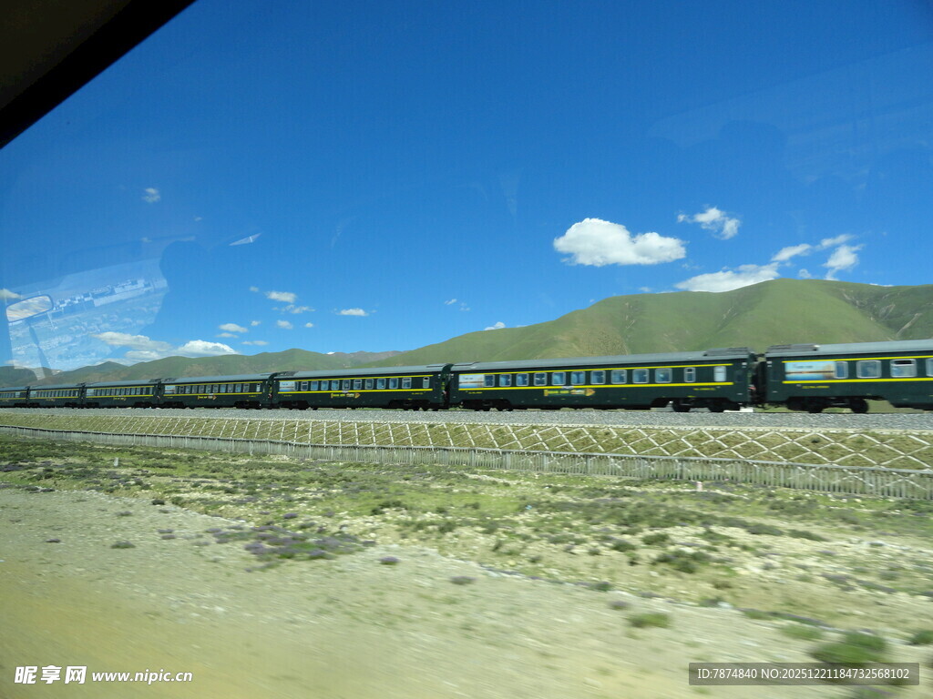 草原上行驶的一列火车