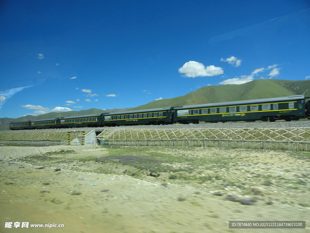 草原上的列车与行人