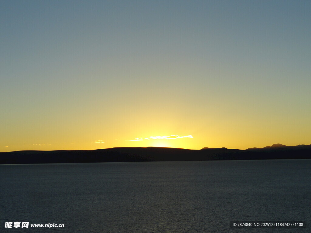 夕阳下的广阔水域景色