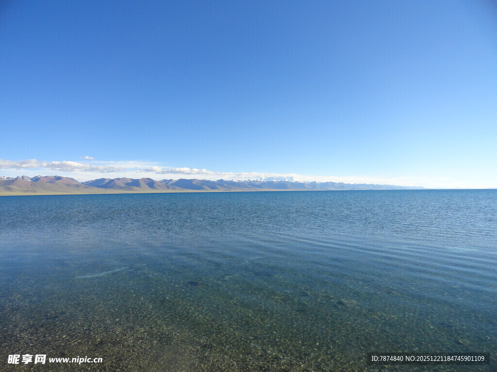 广阔清澈的宁静湖面