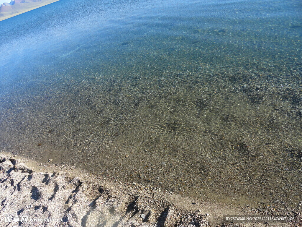 清澈海边沙滩近景