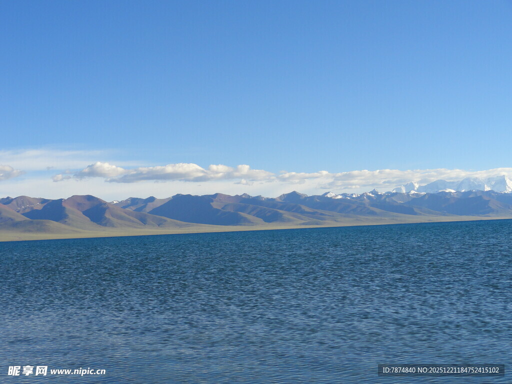 辽阔湖泊与远处山峦美景