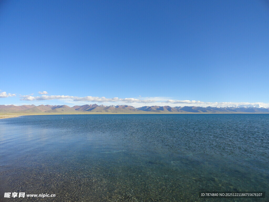 清澈湖水与远处山峦美景