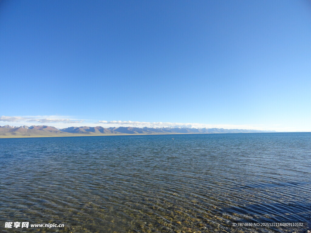 广阔清澈的平静水域景观