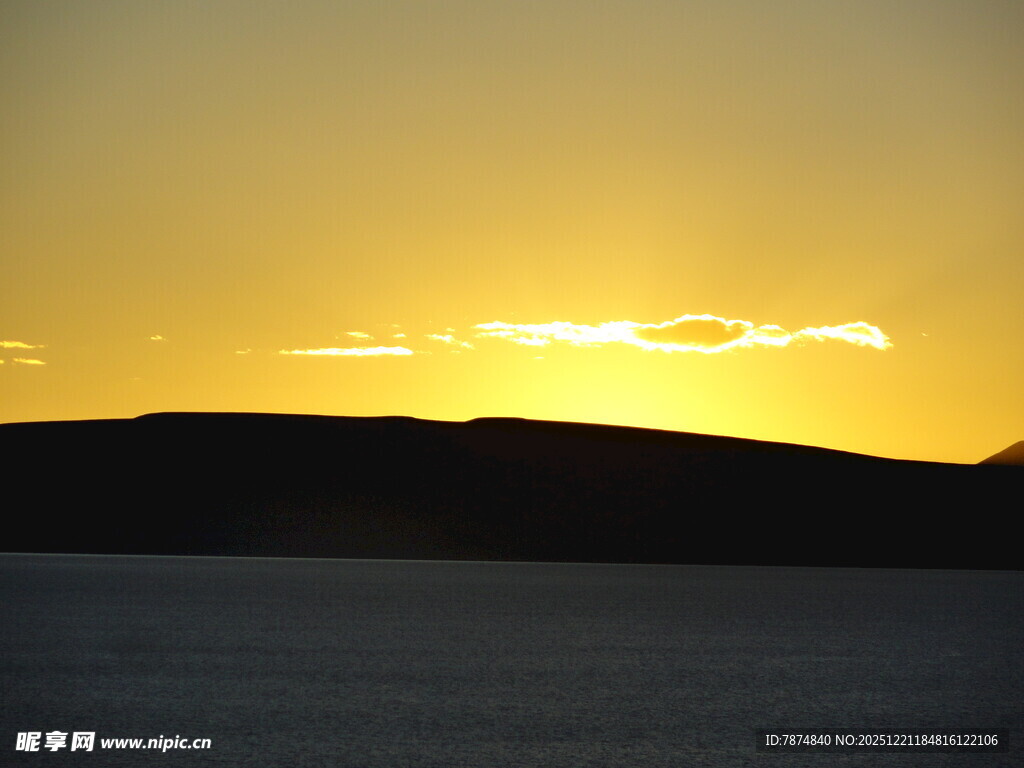 黄昏下的山水美景