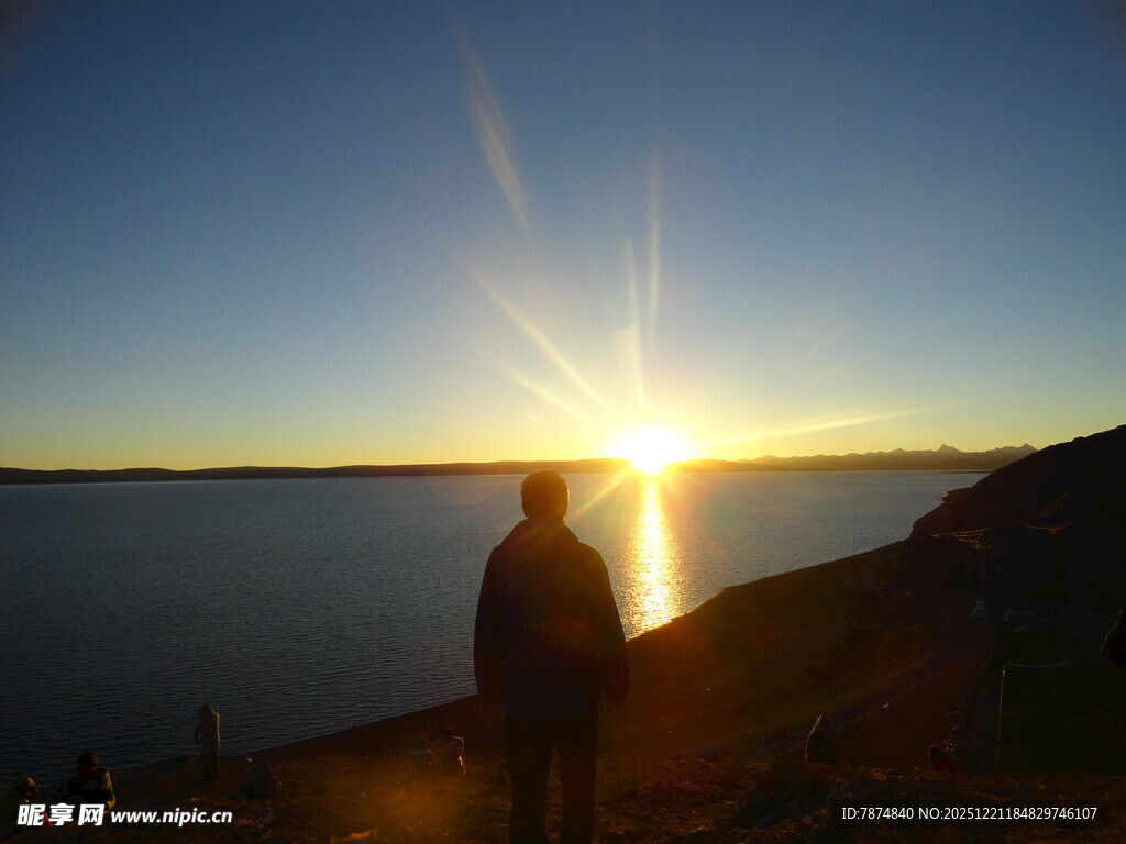 夕阳下的孤独身影