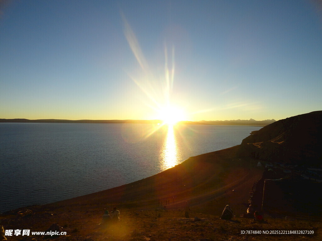 湖畔日出美景