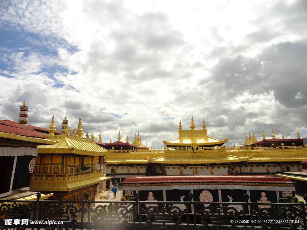 金碧辉煌的寺庙建筑群