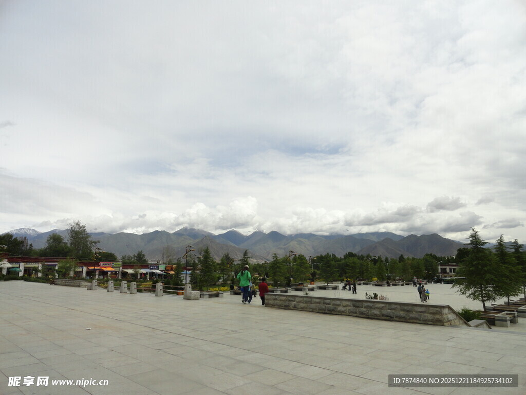 户外开阔风景及远处山峦