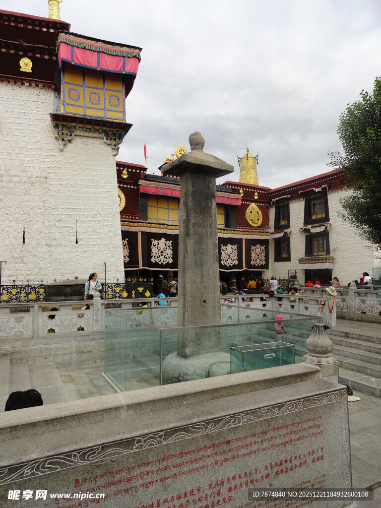 藏式建筑前的喷泉景观