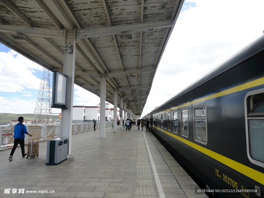 火车站台停靠的一列火车