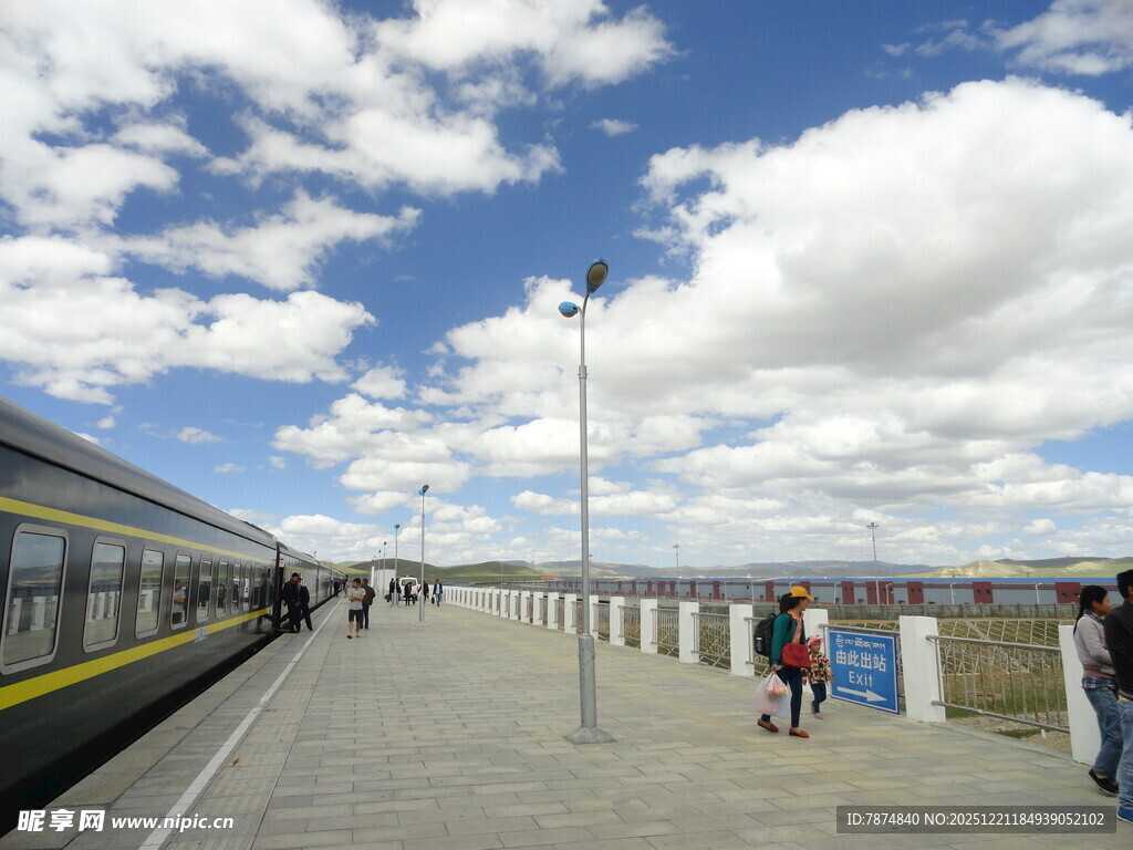 火车站台的旅客与列车