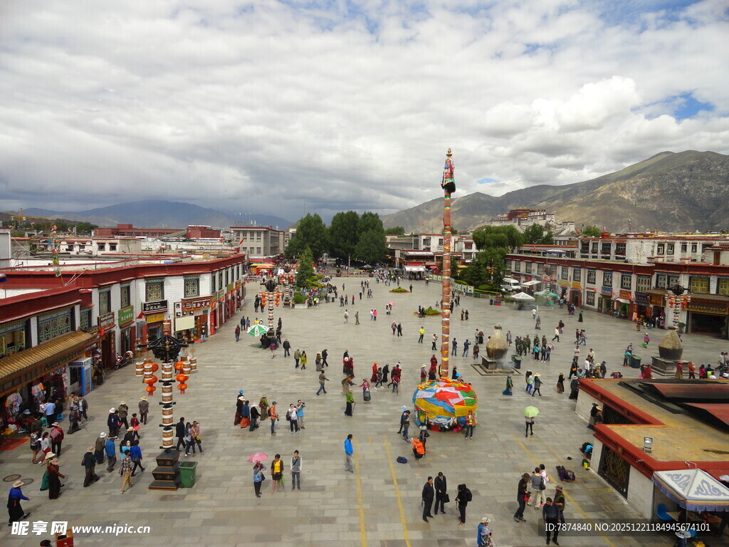 拉萨热闹广场人群景象