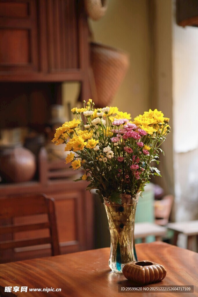 桌上花瓶中的多彩鲜花