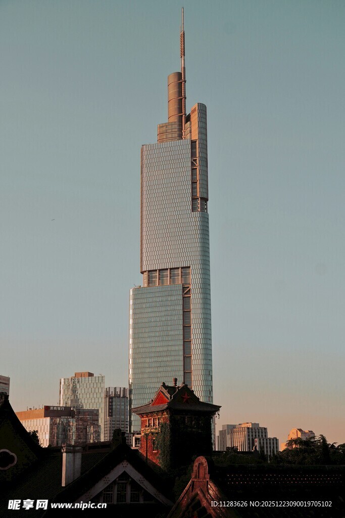 夕阳下的摩天大楼