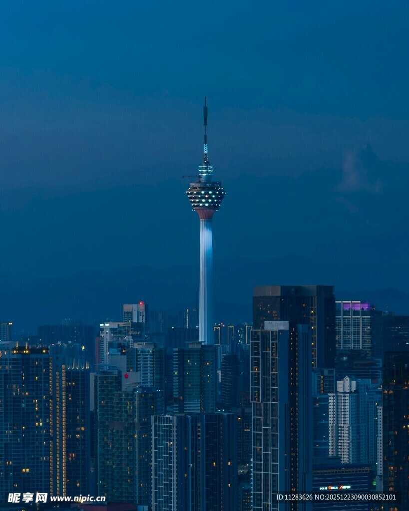 夜幕下的城市地标建筑