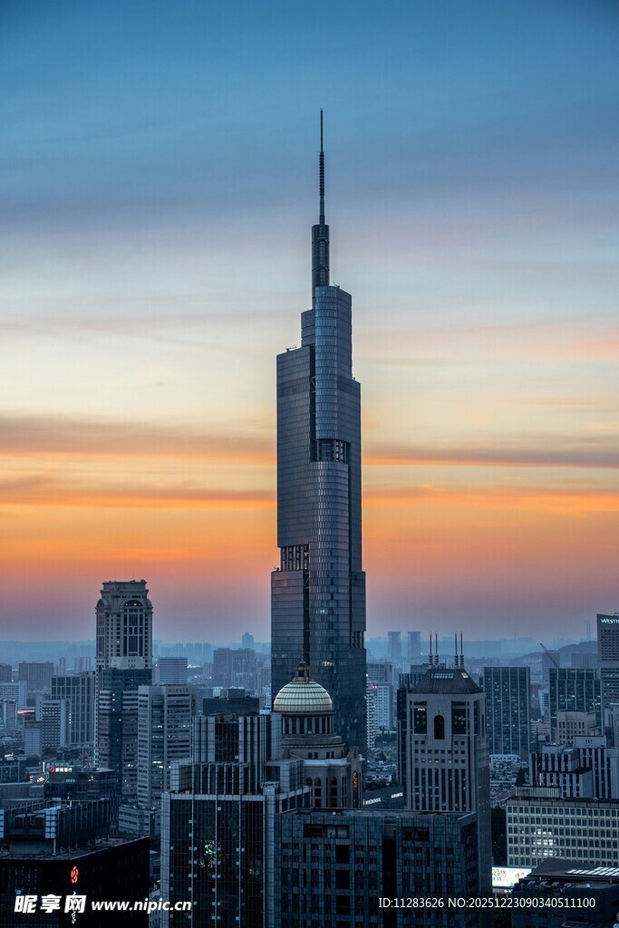 夕阳下的城市摩天大楼