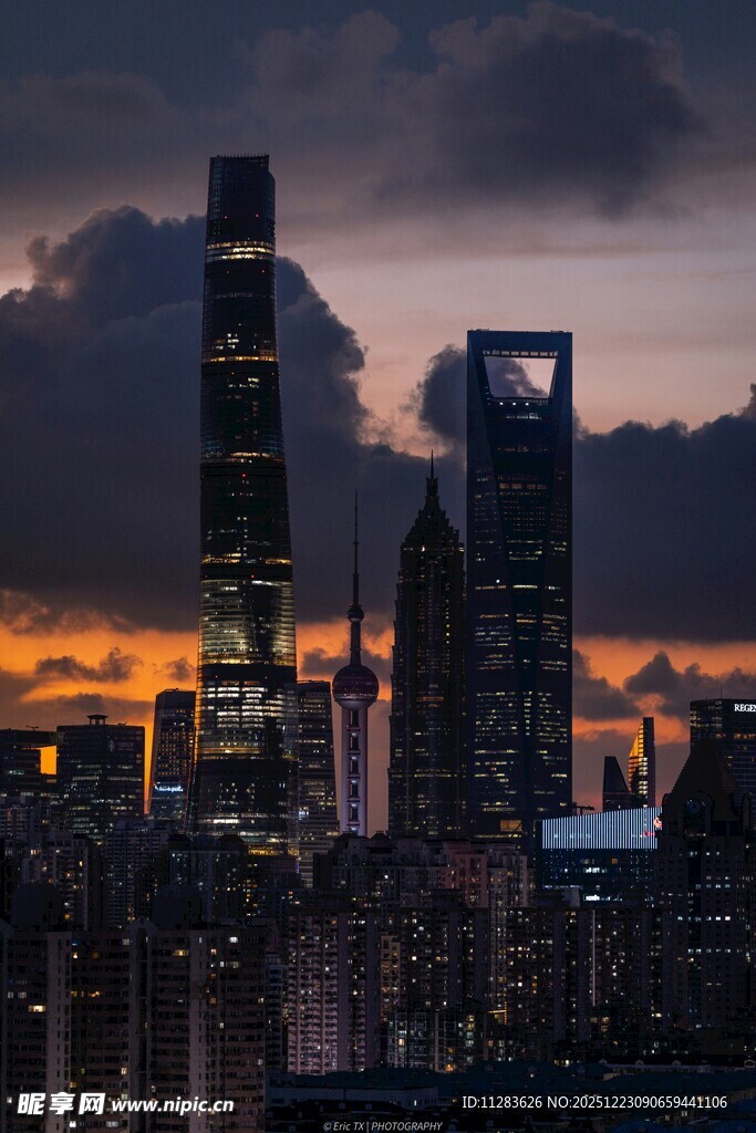 黄昏下的繁华都市天际线