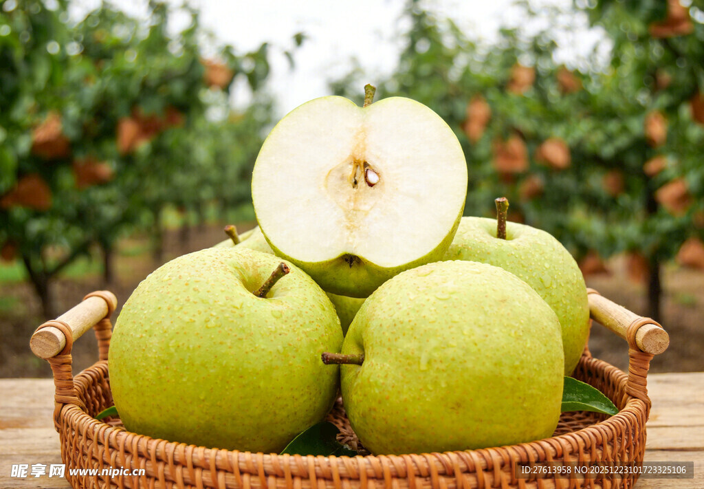 竹篮里的青皮酥梨