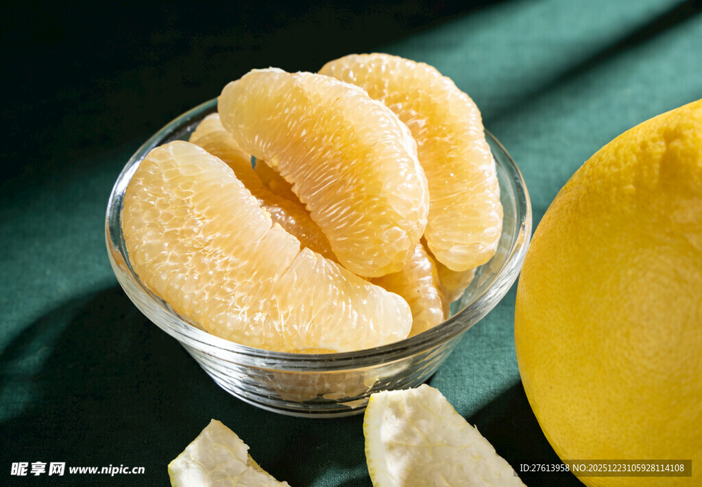 玻璃碗中的柚子果肉