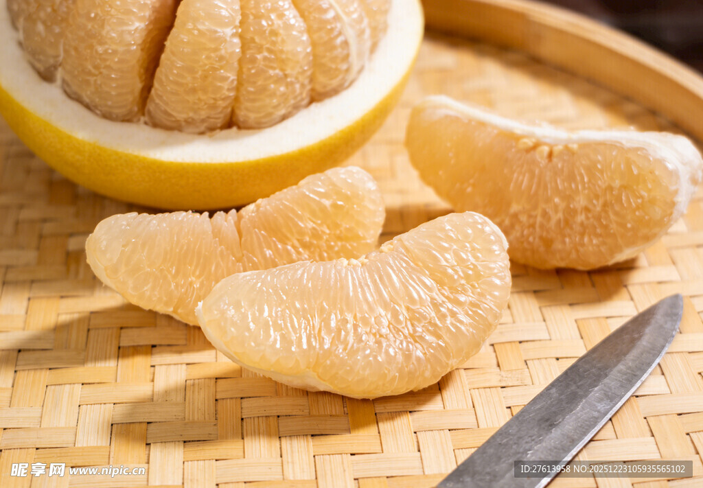 剥开的柚子果肉