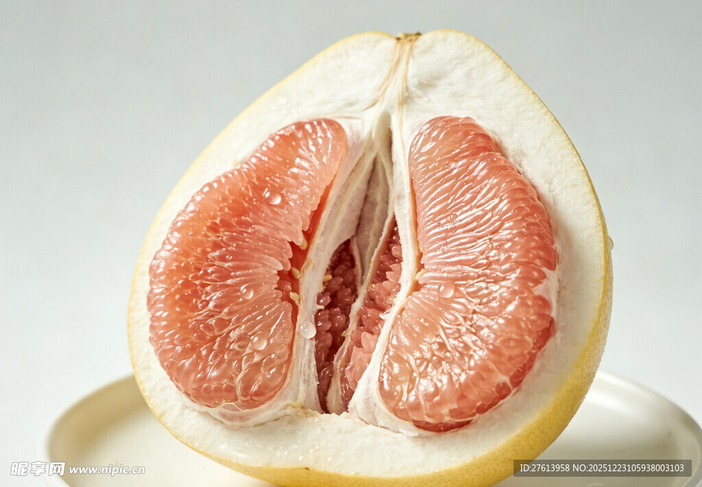 切开的红肉柚子