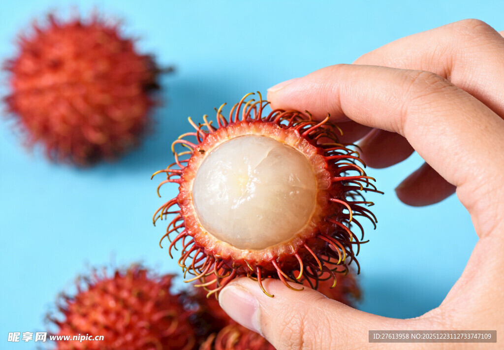 手拿剥开的红毛丹