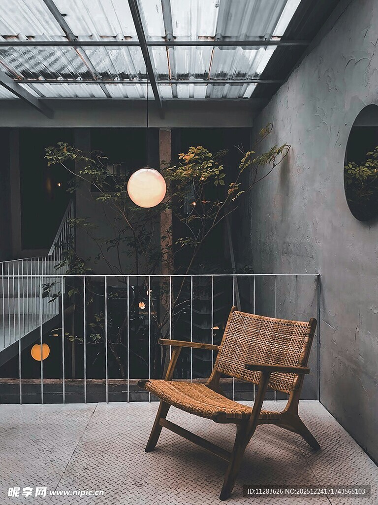 简约室内休闲椅与吊灯场景