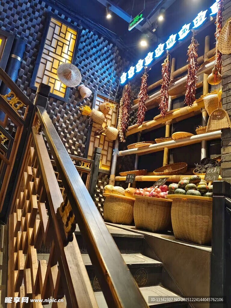 复古风餐厅楼梯与置物架