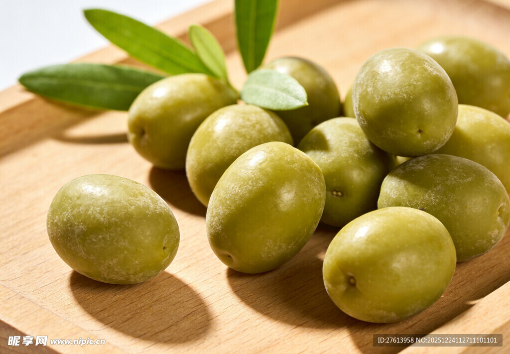 绿橄榄摆于木盘上