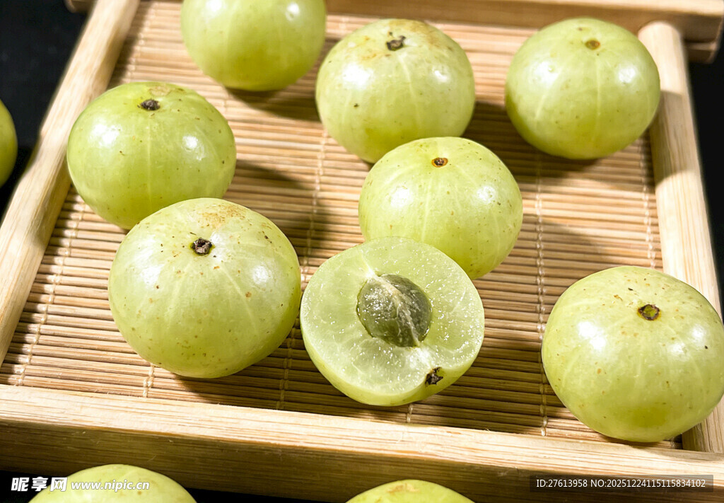 余甘子摆放在木托盘上