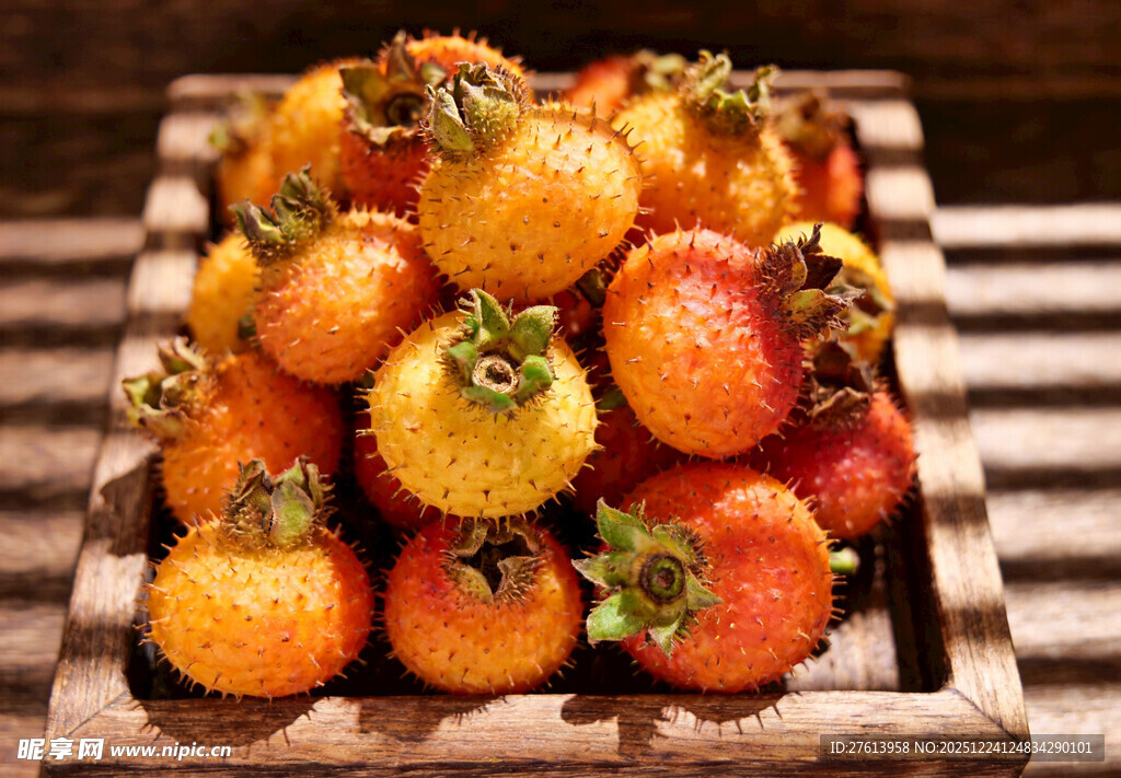 木托盘上的刺梨