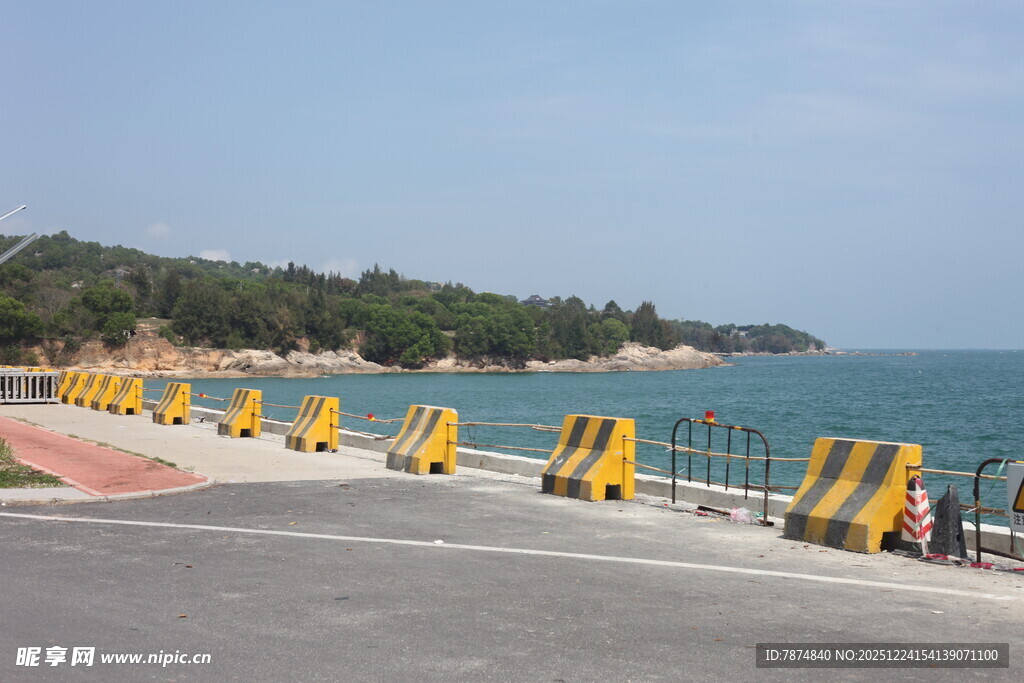 海边道路的黄色防护设施