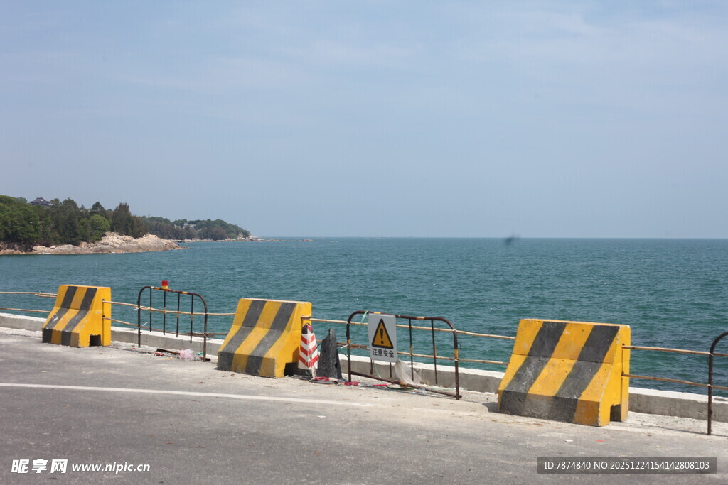 海边道路旁的警示隔离设施