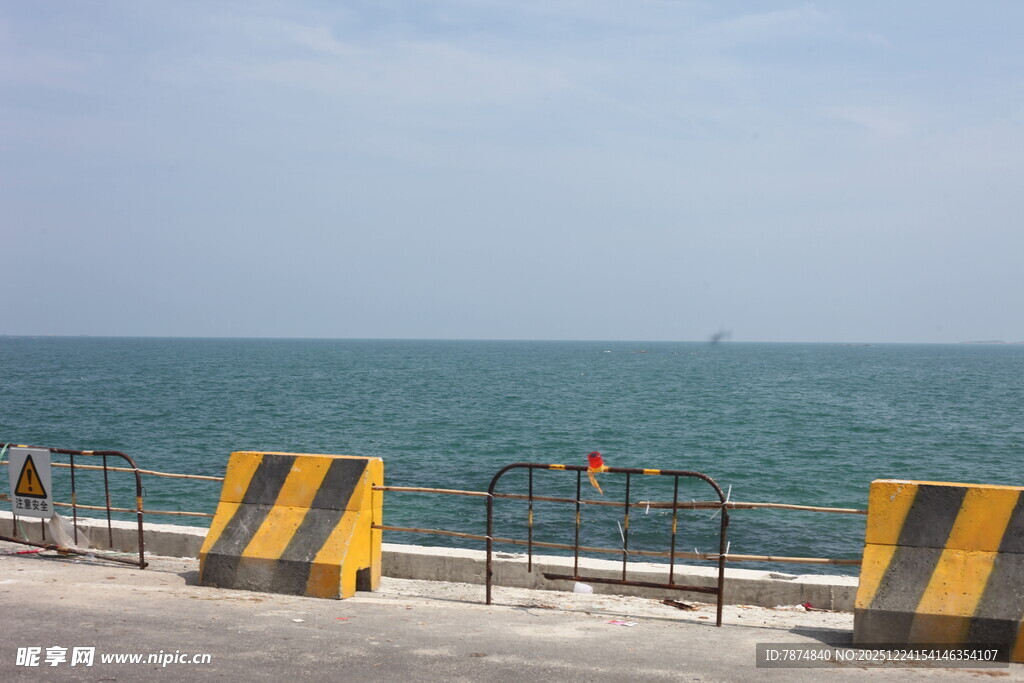 海边护栏与开阔海面景象