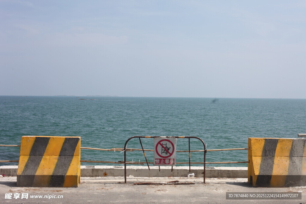 海边警示设施与辽阔海景