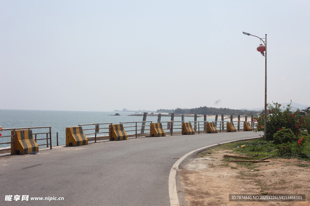 海边蜿蜒公路与木质栈桥
