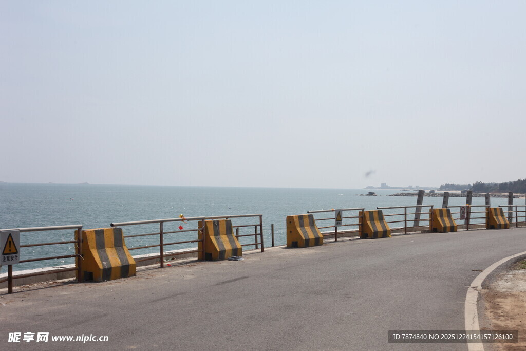 海边公路护栏风景