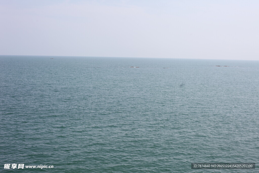 广阔海面的宁静景象