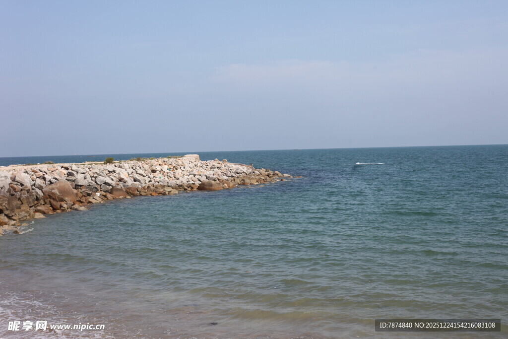 海边石堤与碧蓝海水
