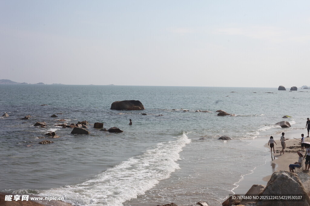 海边景致 游人漫步赏景