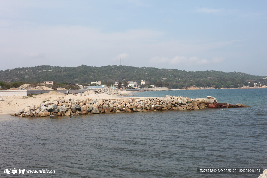 海边石堤与远处城镇风景