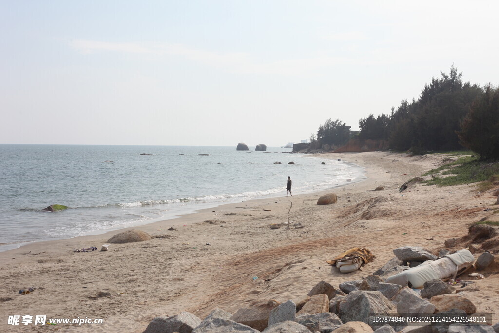 宁静海边沙滩漫步景象