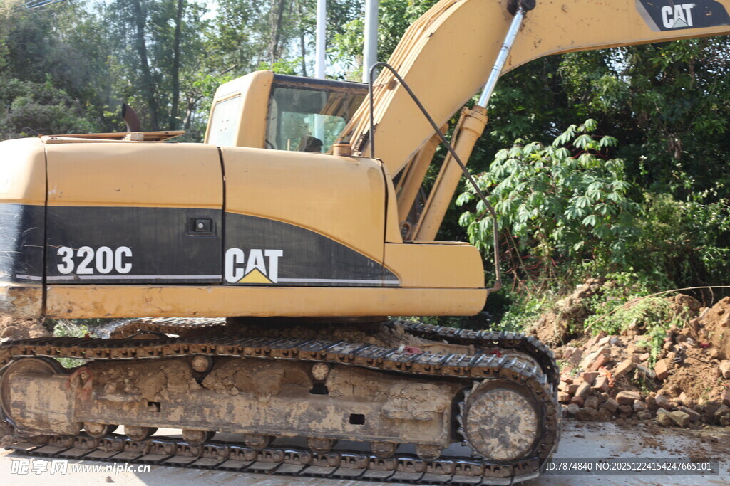 黄色卡特320C挖掘机