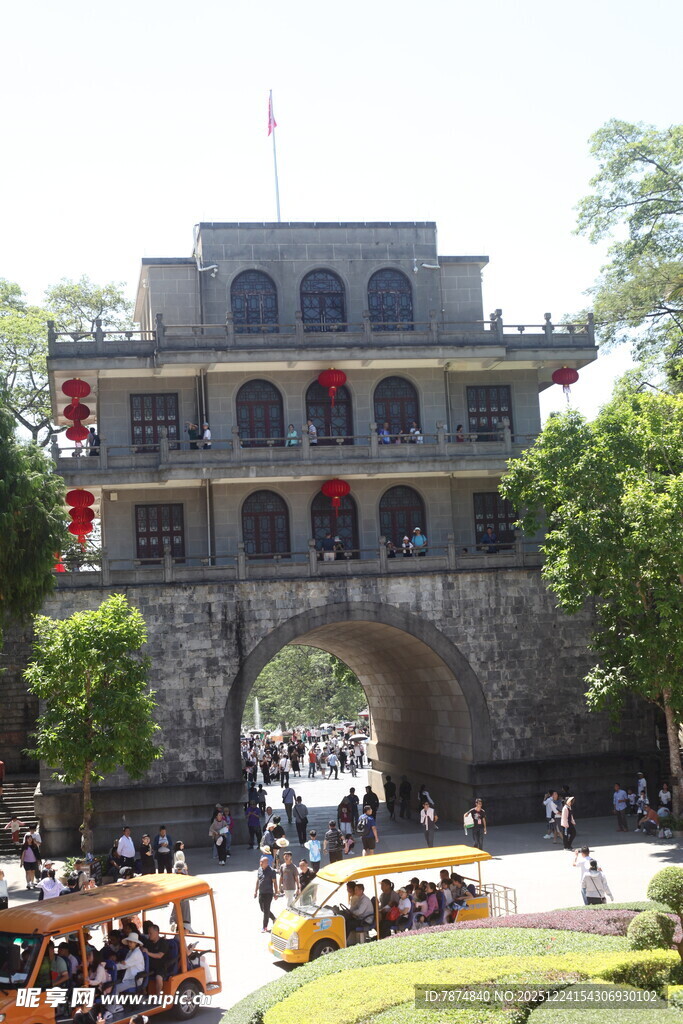 古城楼前的热闹景象