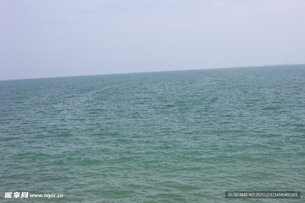 广阔海面的宁静景致