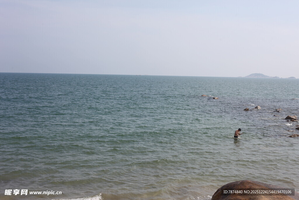 海边景致 一人漫步于岸