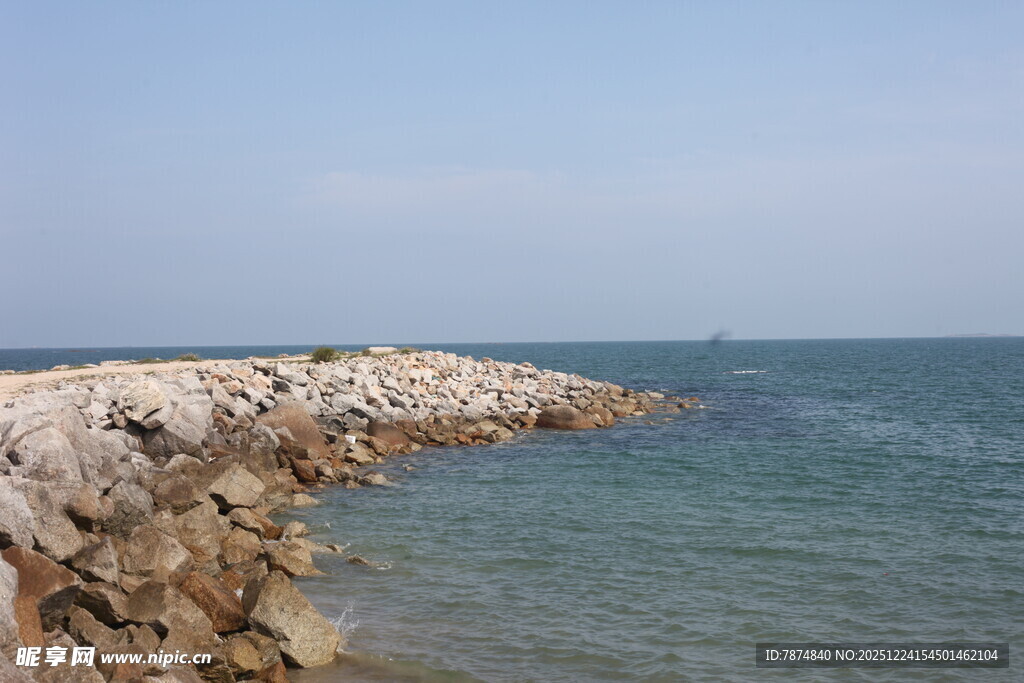 海边石砌防波堤景观