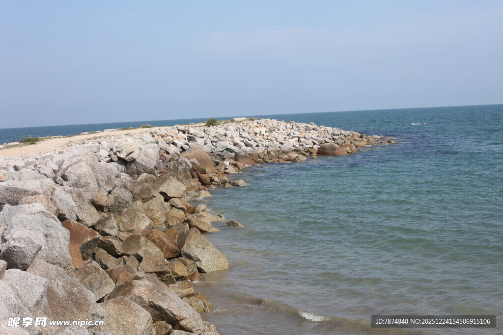 海边岩石岸景