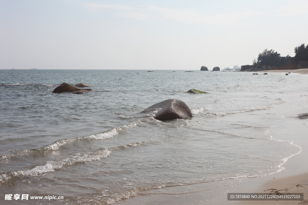 海边沙滩与海中礁石